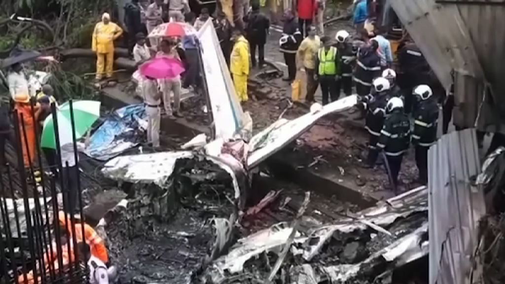 孟買飛機撞向大樓至少6死