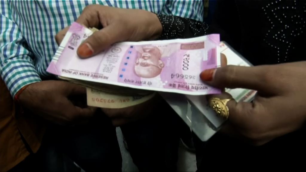 印度仍有大批民眾排隊換鈔