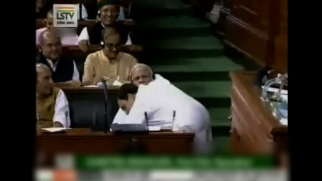 印度國會不信任動議辯論期間　總理莫迪遭擁抱