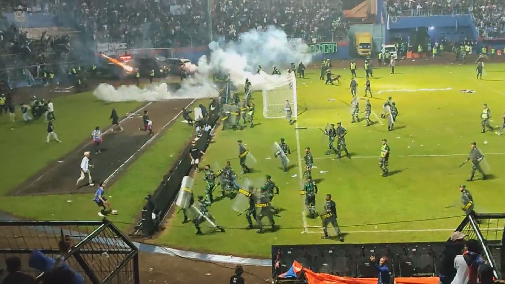 印尼閉門足球賽爆球迷騷亂　警方施放催淚氣體驅散