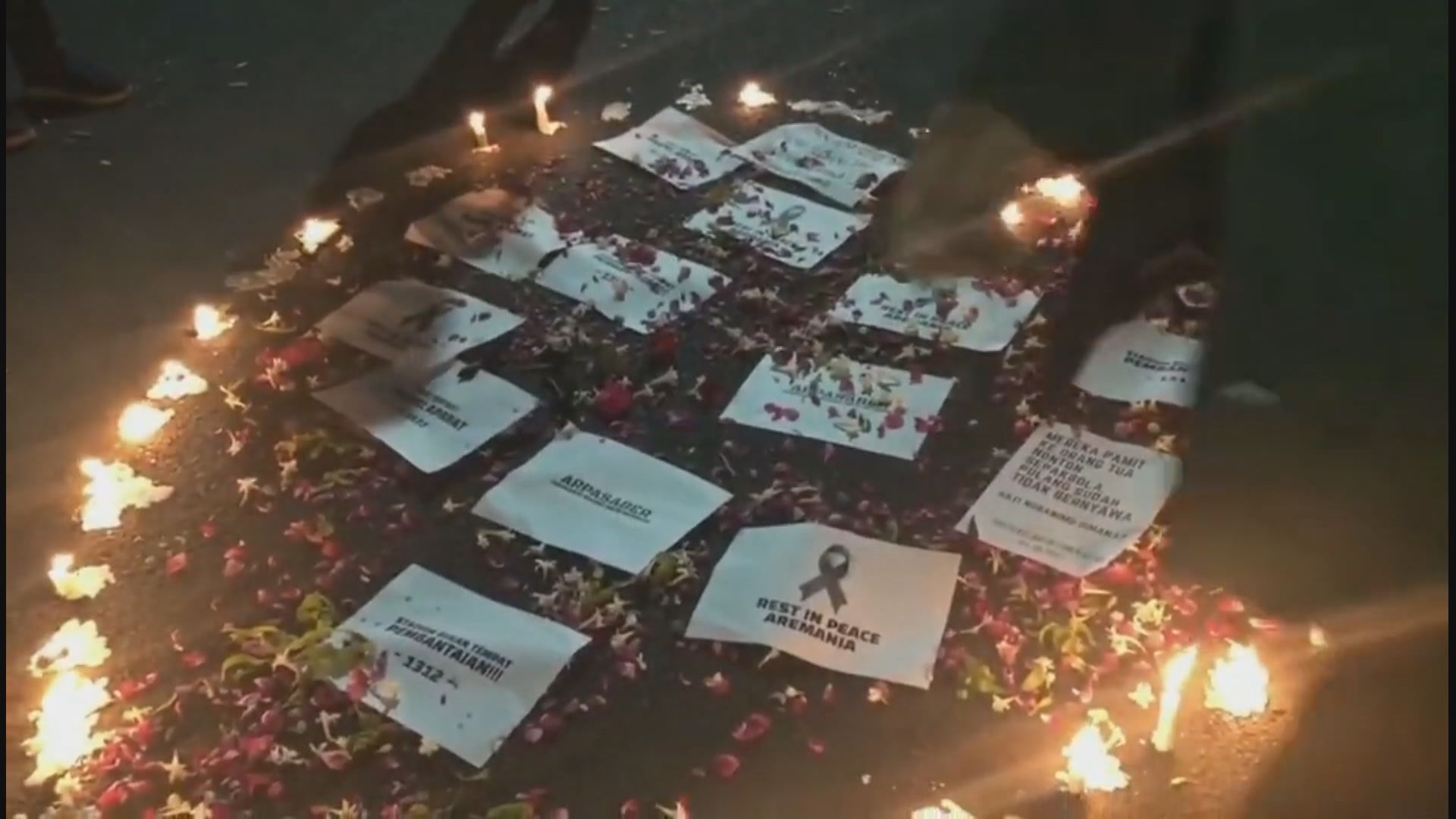 印尼多地有民眾悼念球迷騷亂死者