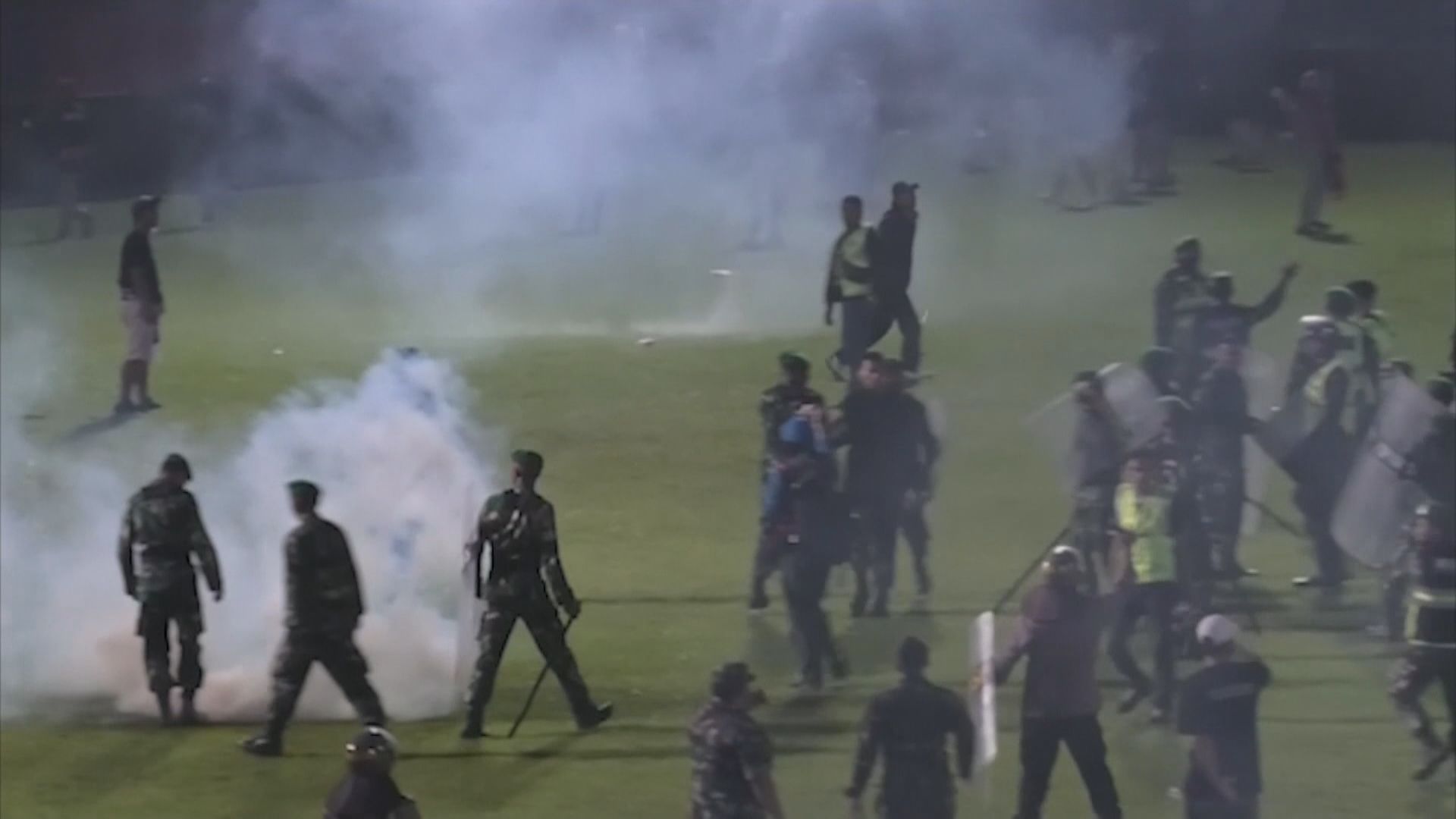 印尼球場騷亂　警方內部調查疑有人違規用催淚彈