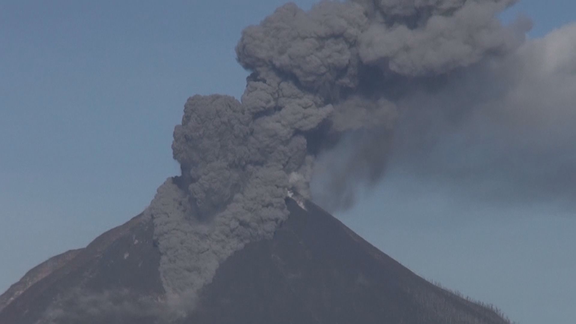 印尼錫納朋火山再度噴發