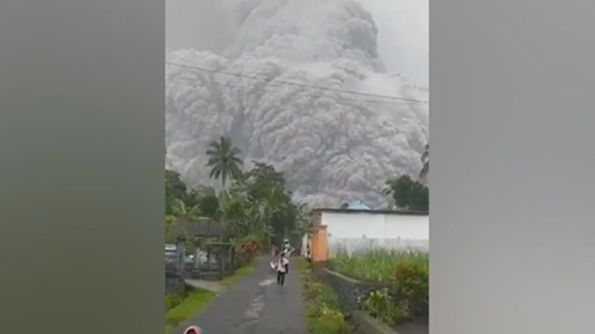 印尼塞梅魯火山爆發　火山灰升至逾1.2萬米高空