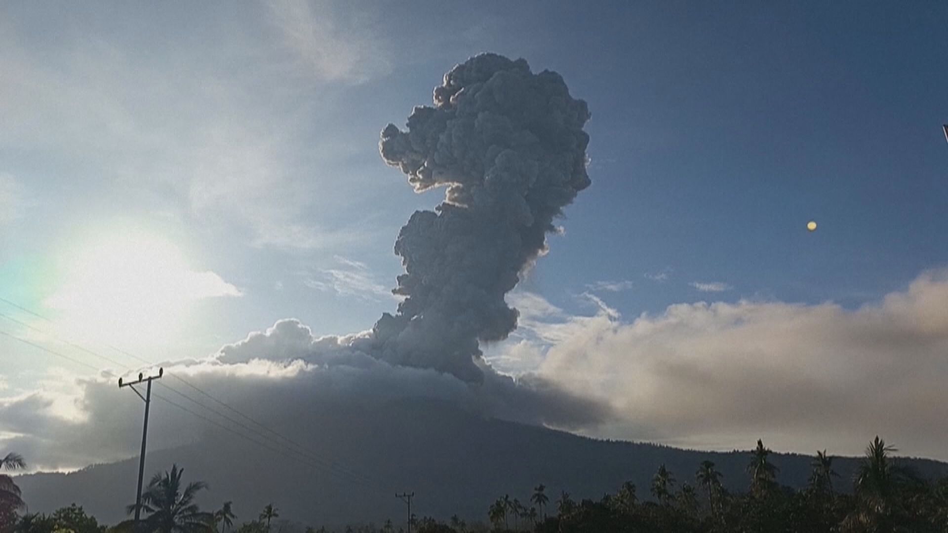 印尼東部火山再次噴發　火山灰柱高達八千米