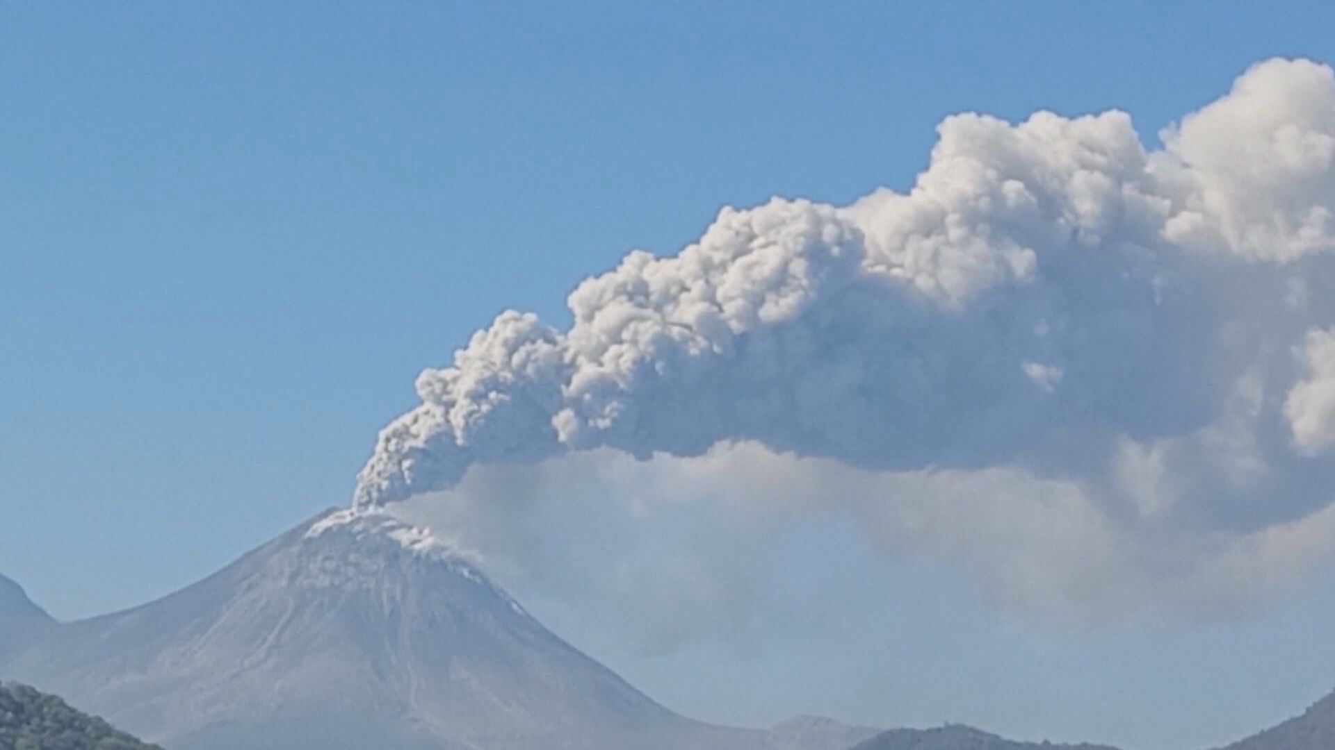 印尼勒沃托比火山再度爆發　多班往返峇里航空取消數千人滯留