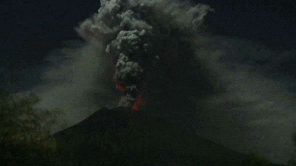 印尼峇里阿貢火山爆發機場關閉