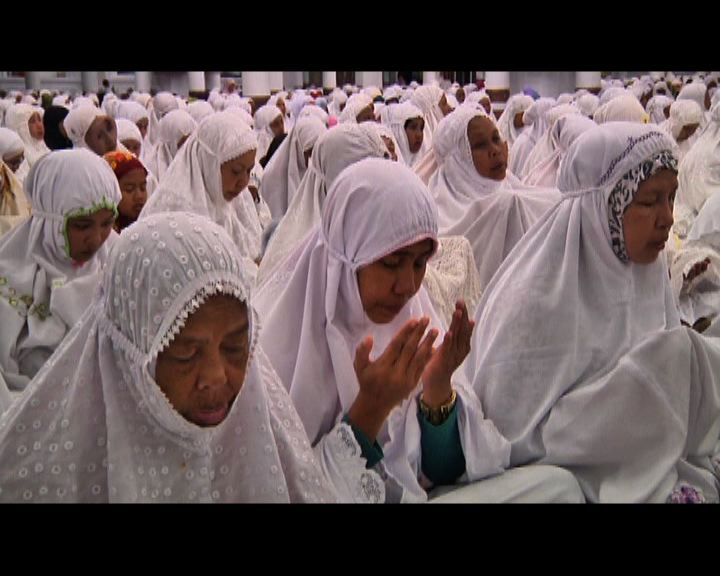 
印尼民眾為南亞海嘯死難者祈禱