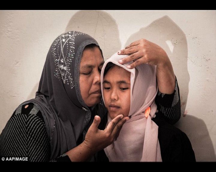 
遭海嘯捲走印尼女孩十年後重遇家人