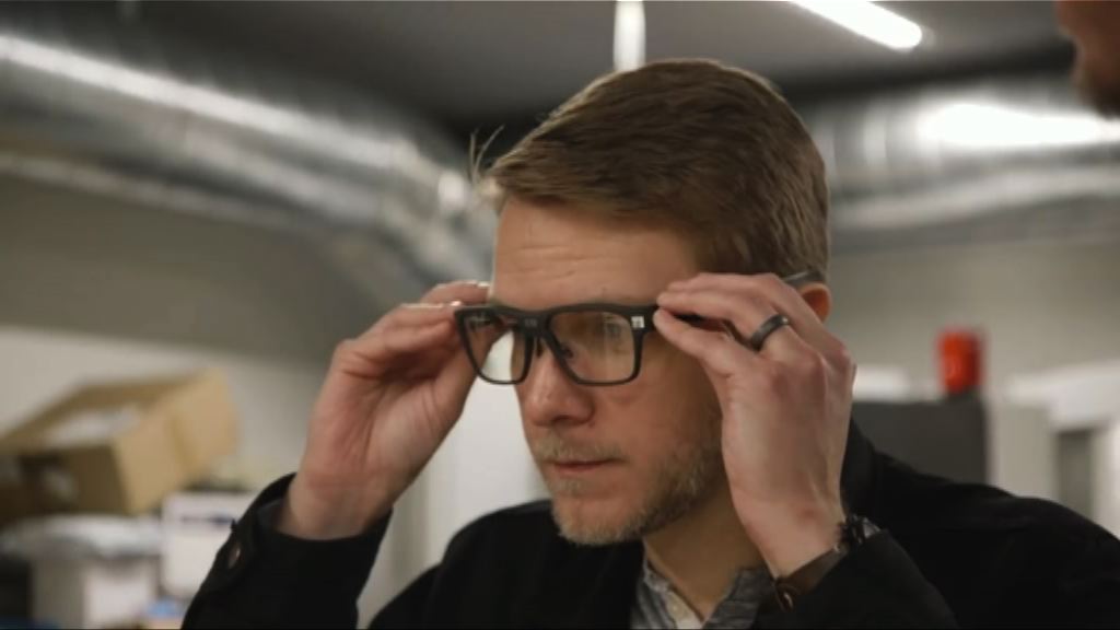 英特爾智能眼鏡運用視網膜投射技術
