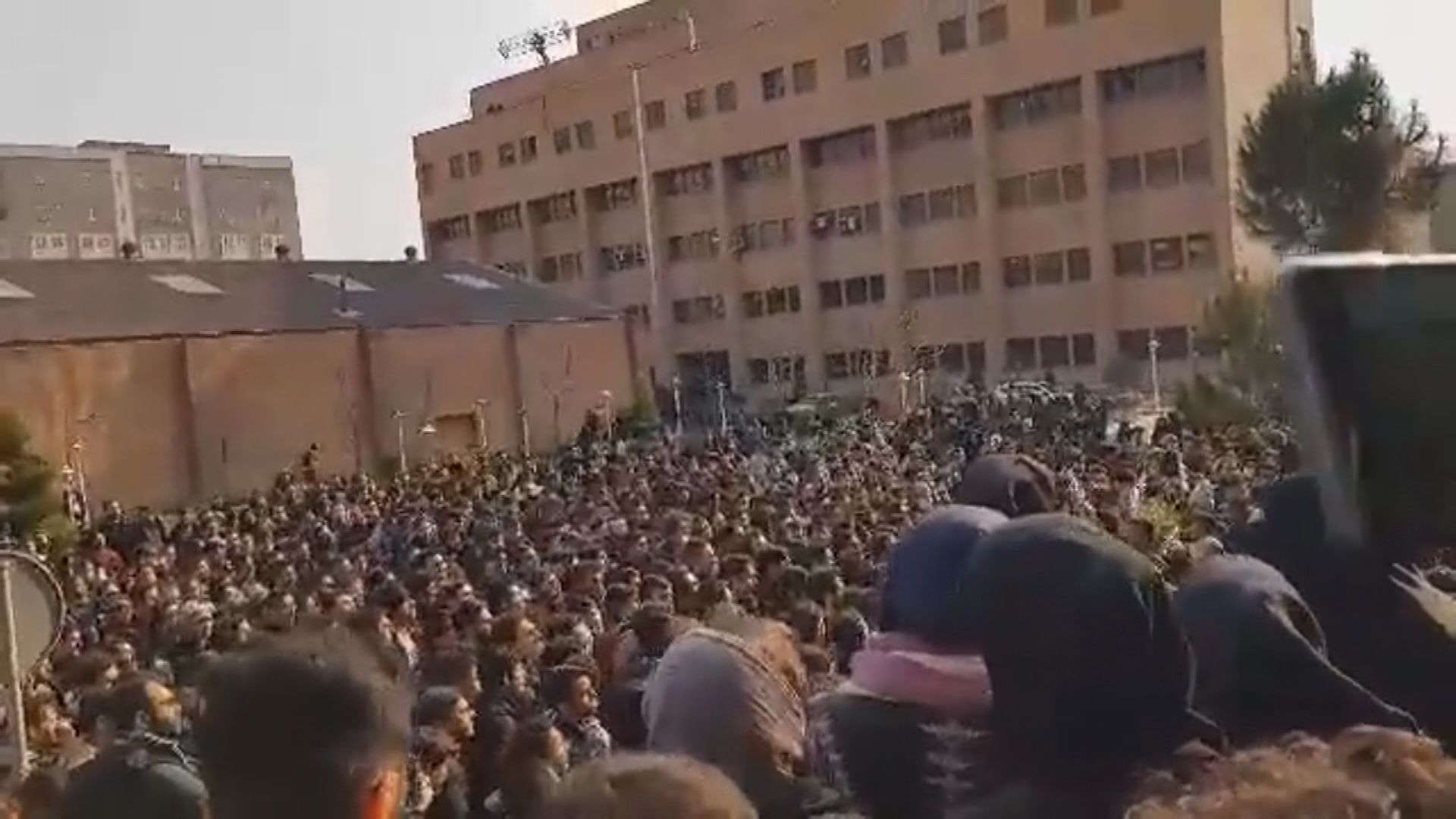 伊朗連續第三日爆發反政府示威