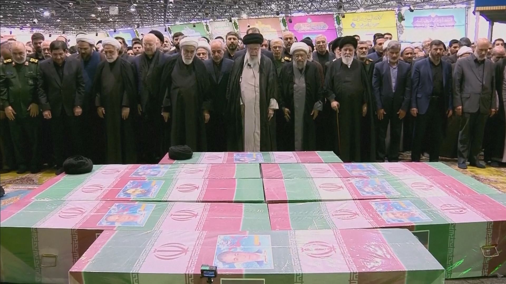 伊朗最高領袖哈梅內伊為萊希等人主持喪禮