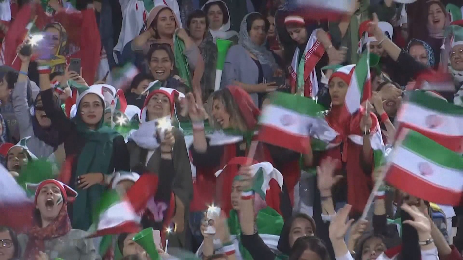 伊朗40年首次讓女性入場觀看男子足球賽