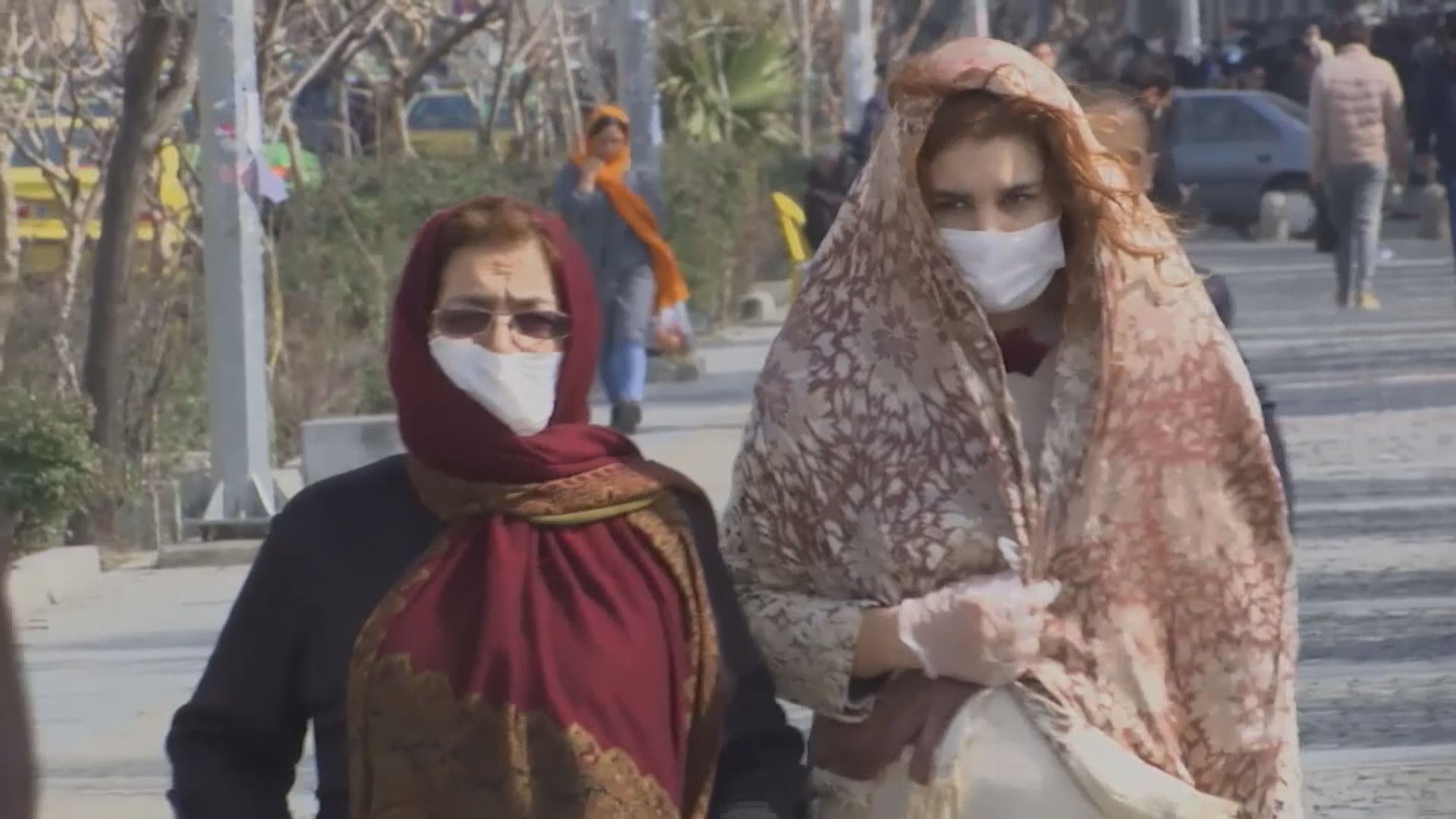 伊朗反政府示威持續逾兩個月仍未平息　英媒報道伊朗檢討要求女性戴頭巾規定