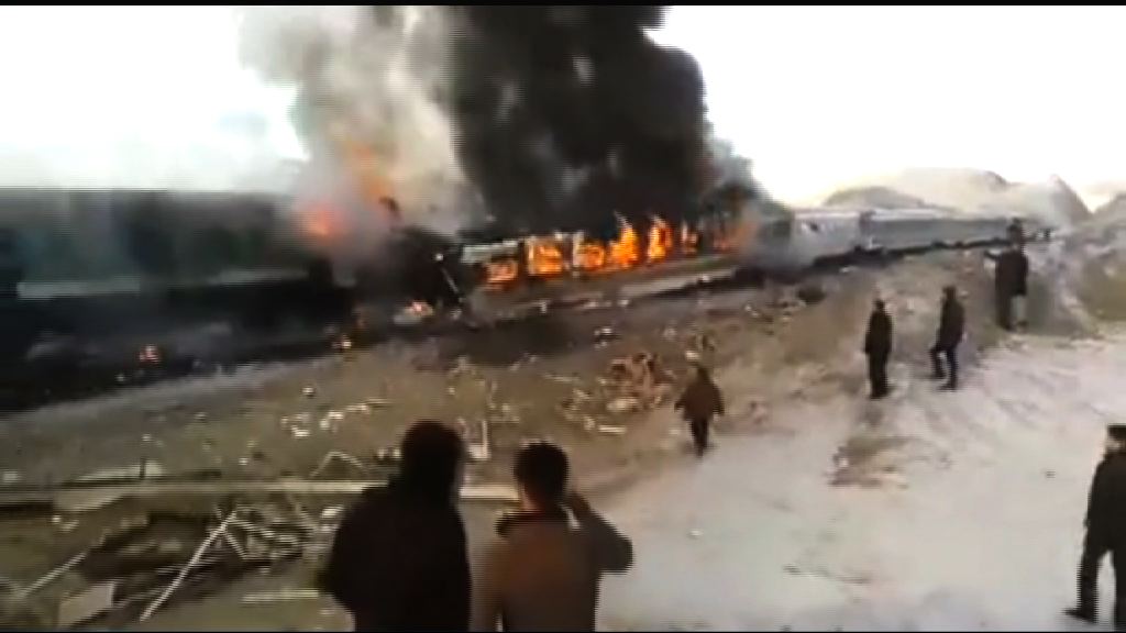 伊朗兩列火車相撞起火過百死傷