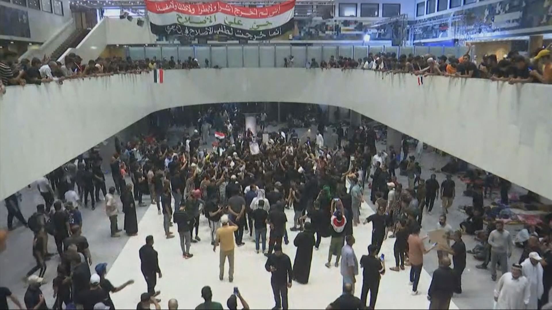伊拉克國會大樓連續第二日被示威者佔據