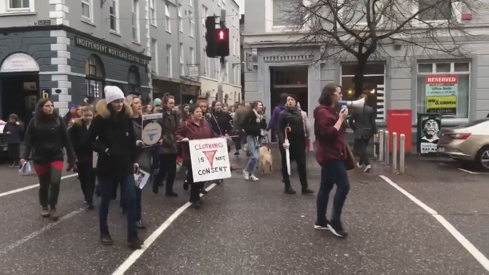 愛爾蘭示威抗議內褲成強姦犯脫罪證據