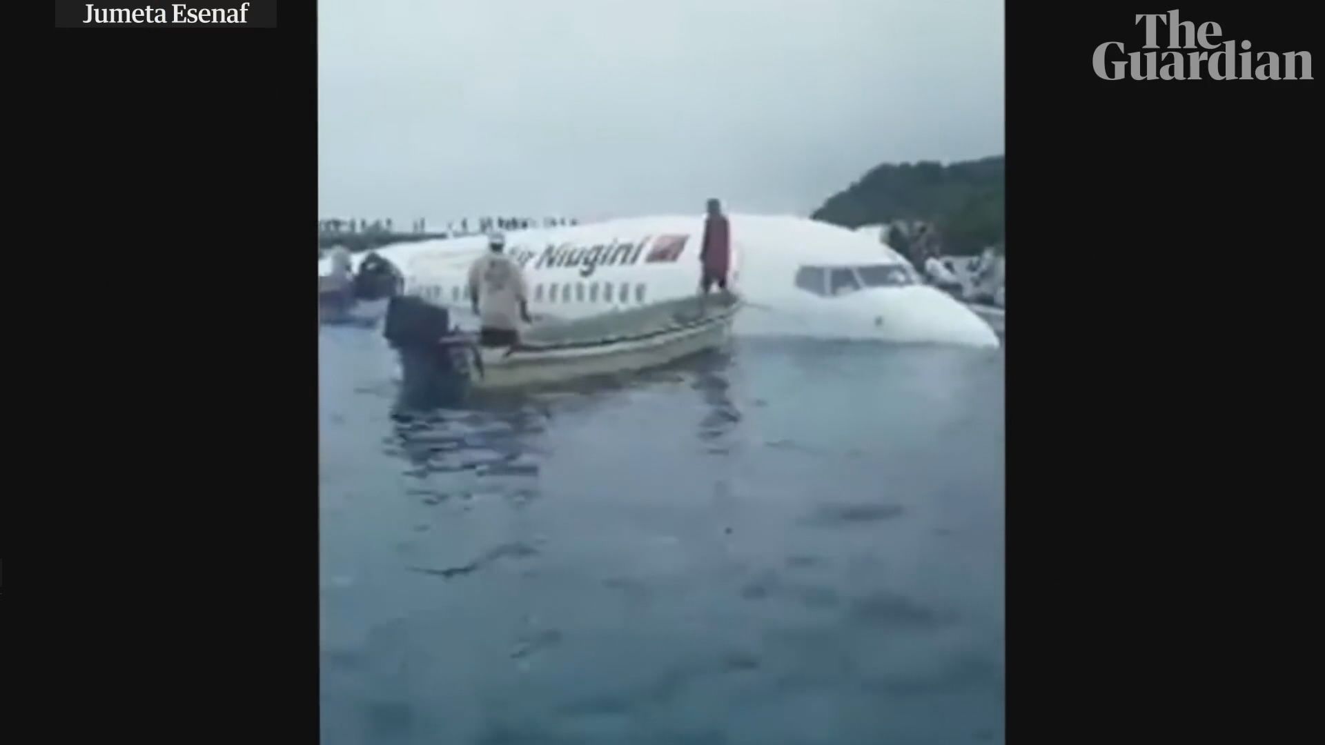 西太平洋島國有客機衝出跑道墮海　全部人獲救