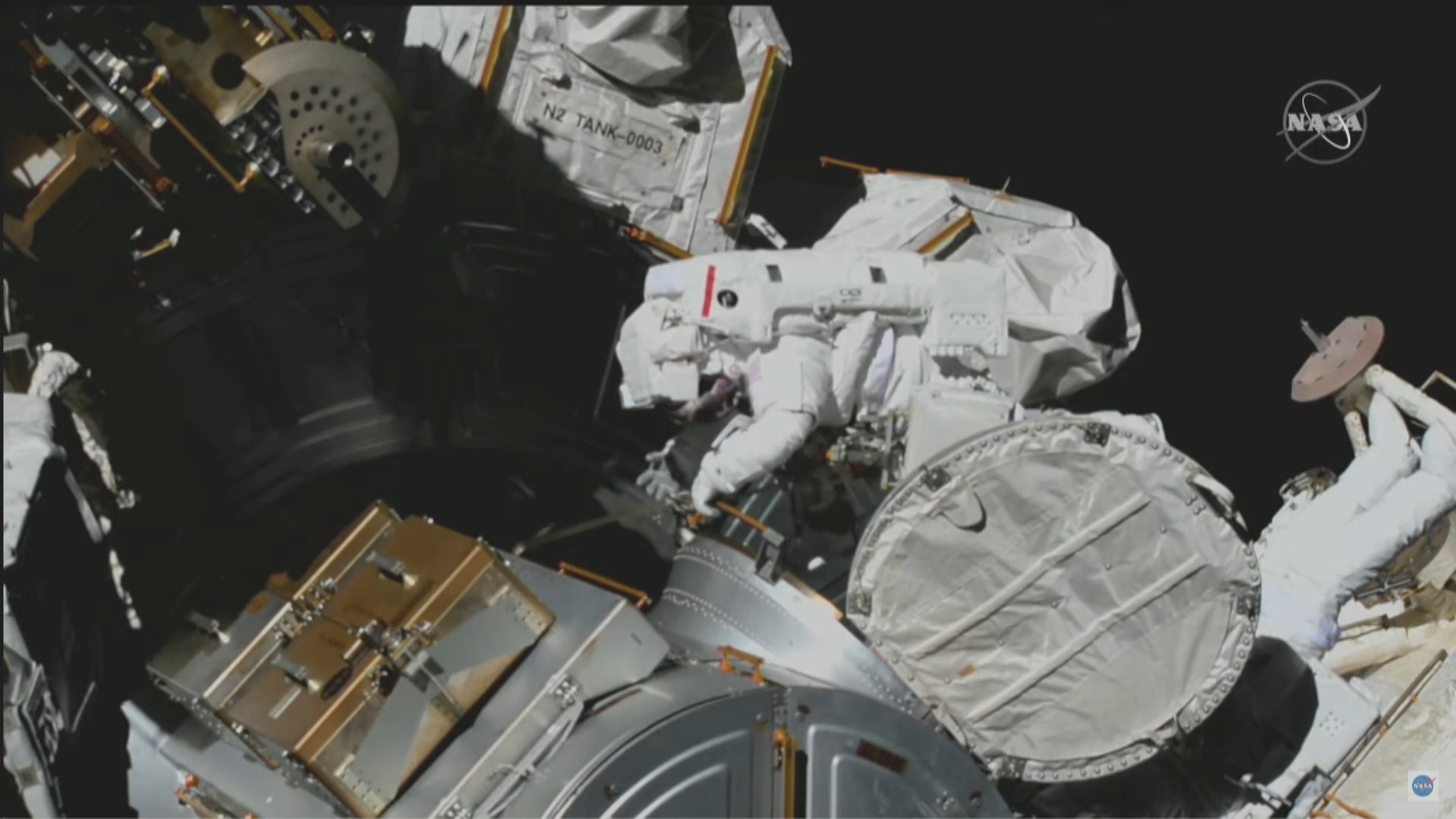 兩名國際太空站太空人出艙更換故障無線電天線