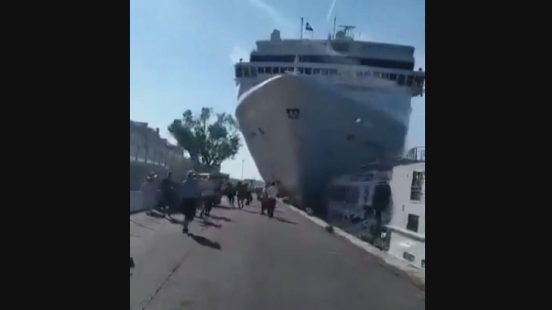 威尼斯有郵輪撞向觀光船及碼頭至少4人受傷