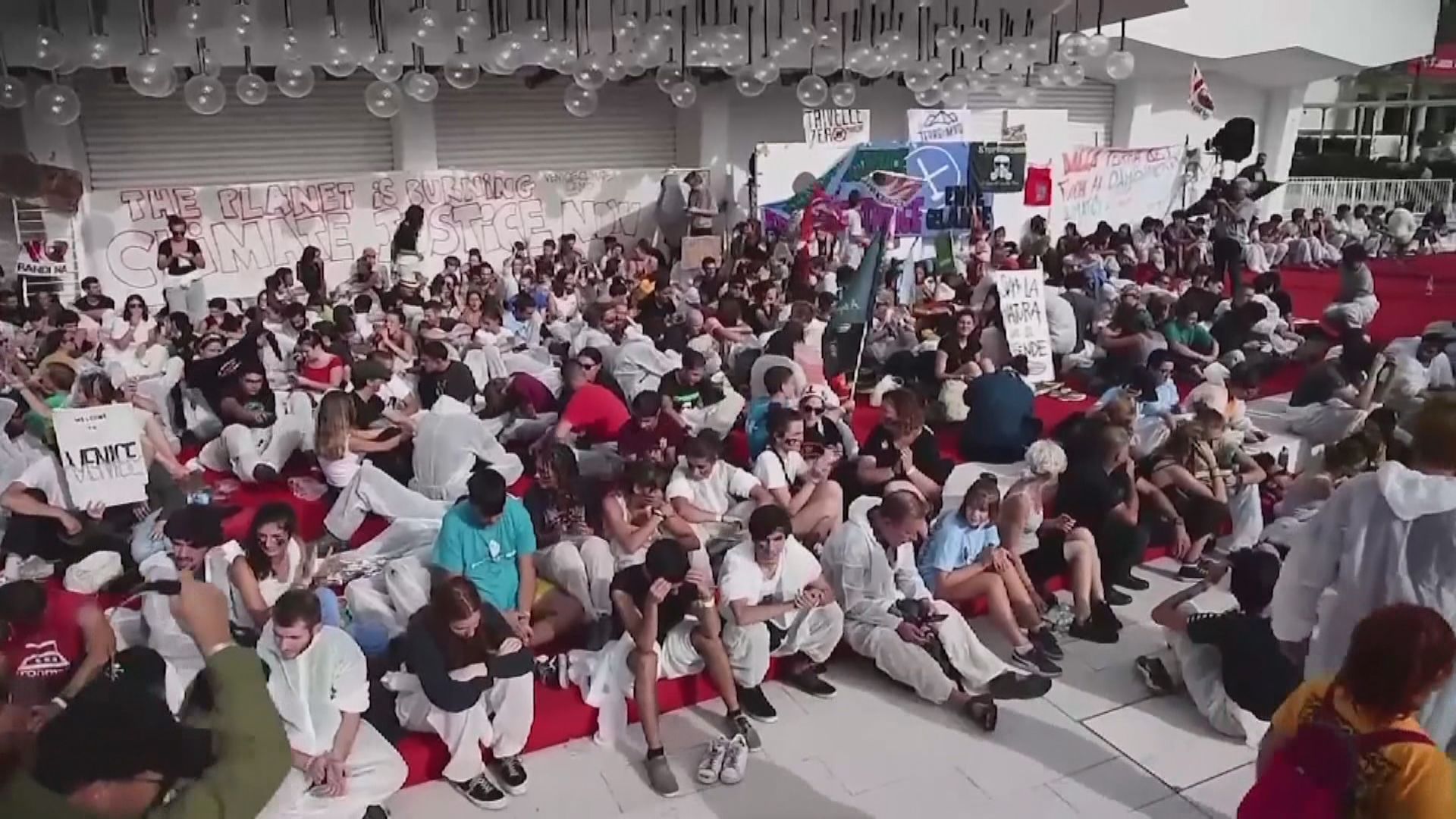 威尼斯電影節有示威者佔據紅地毯