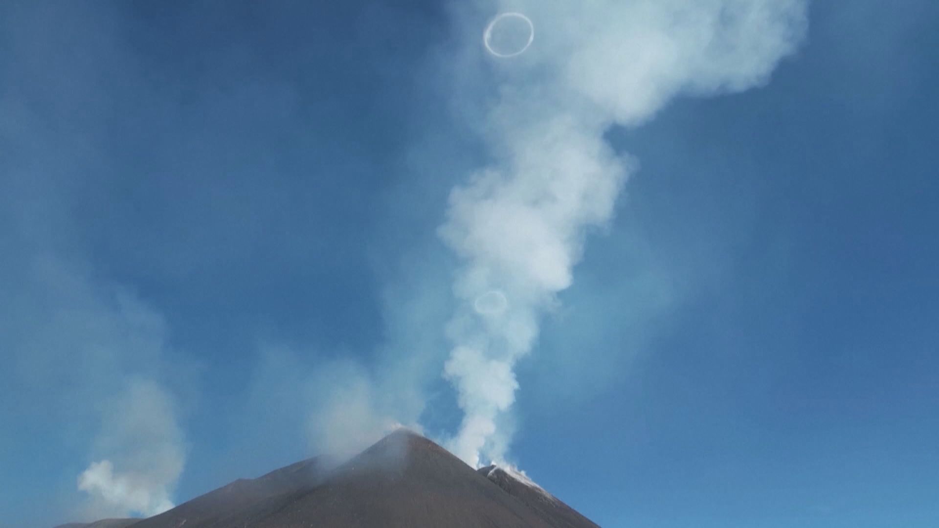 意大利埃特納火山新缺口噴出白色氣環