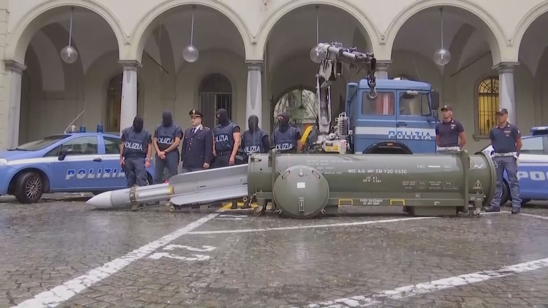 意大利警方拘捕三人搜出導彈等武器