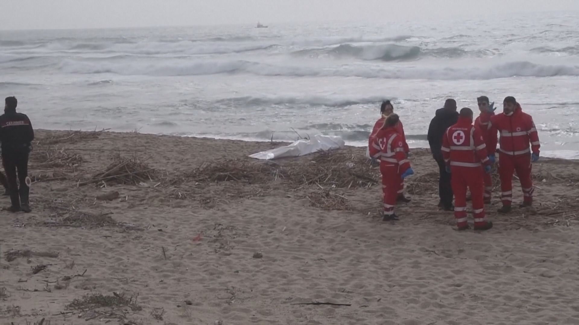 意大利南部難民船觸礁沉沒　死亡人數增至近60人