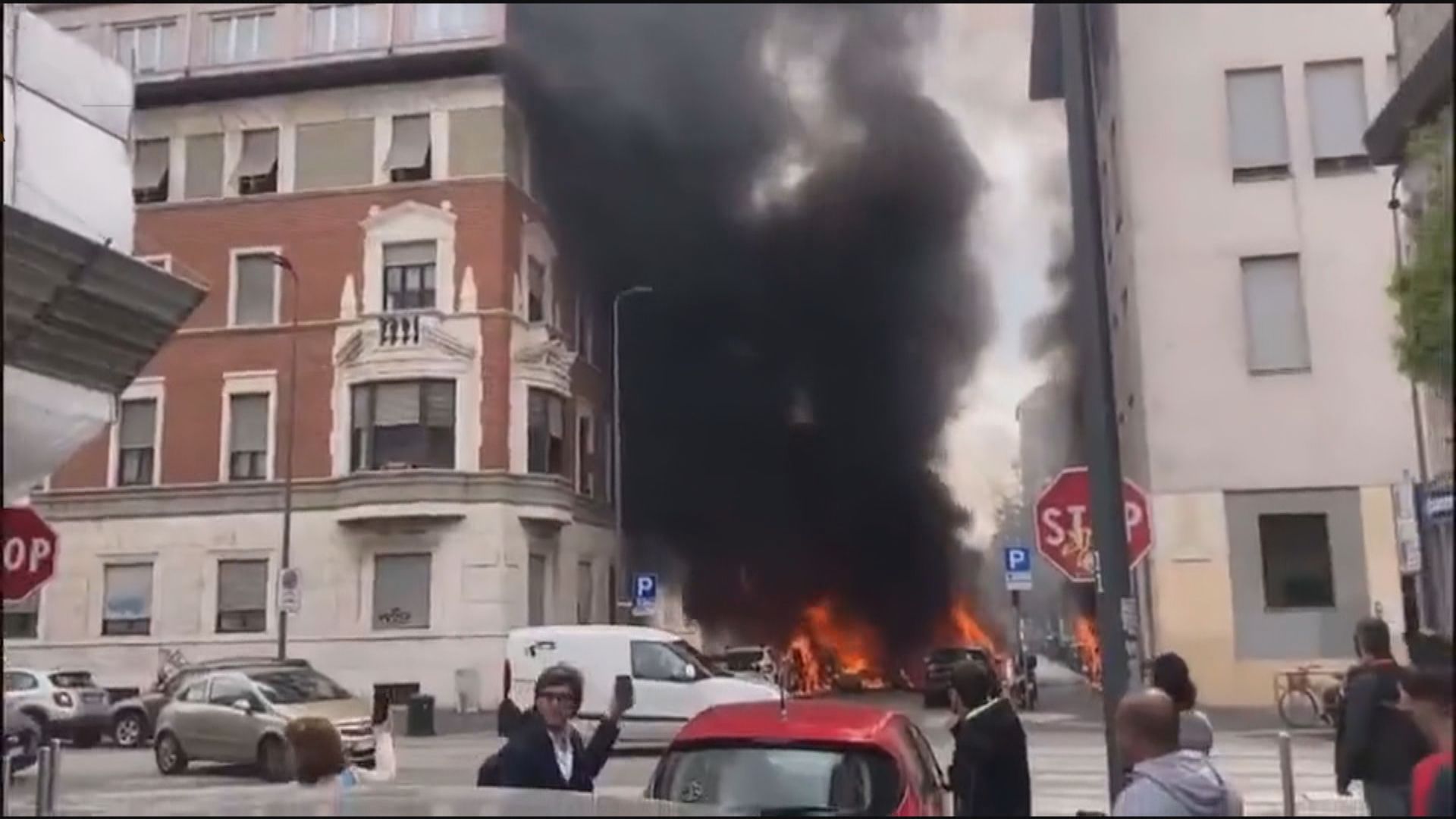 意大利米蘭有汽車爆炸起火