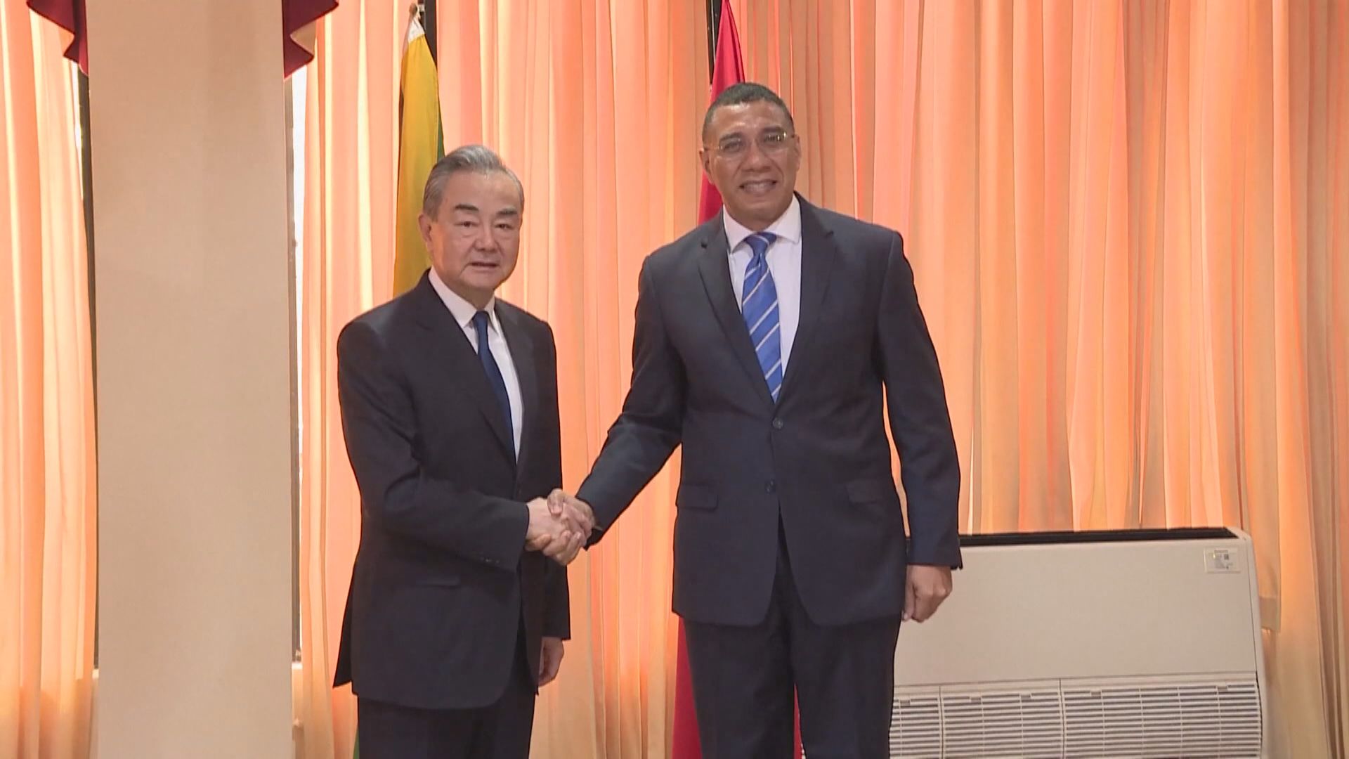 王毅轉抵牙買加訪問與總理霍爾尼斯會談