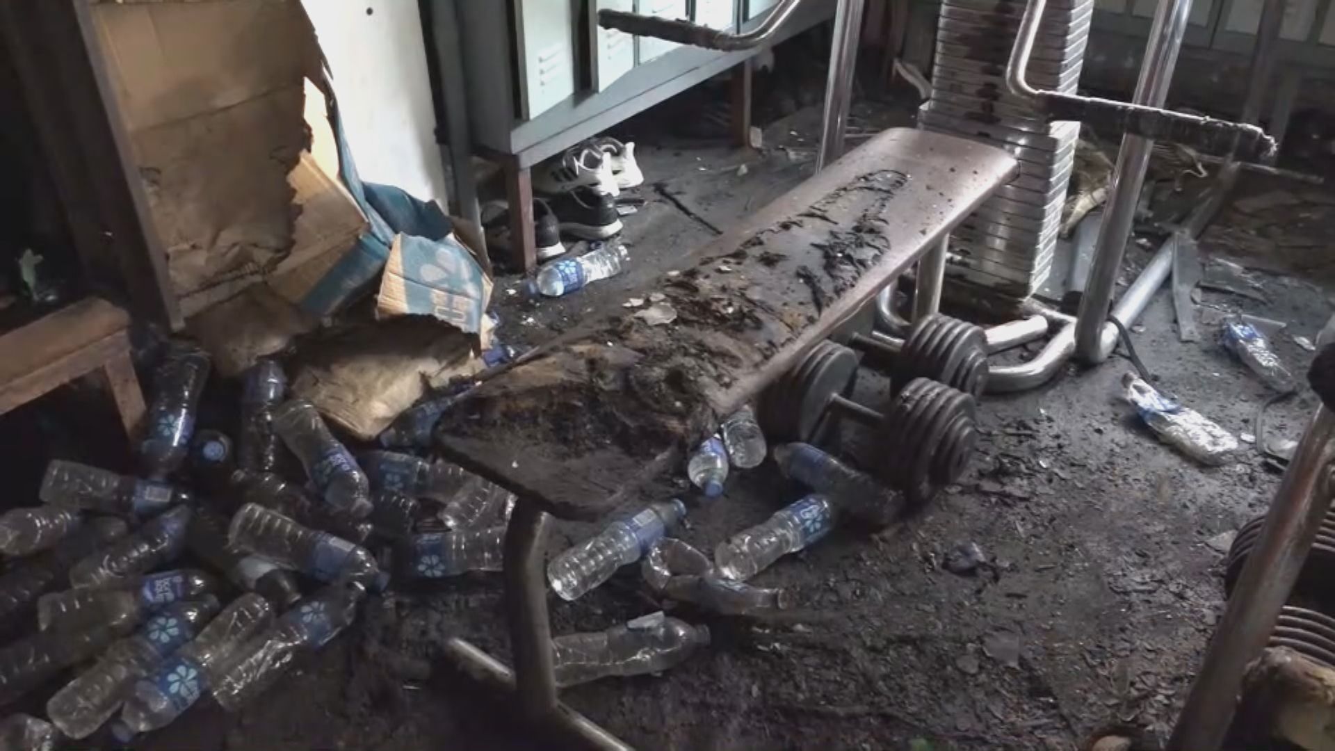 華豐大廈一樓健身中心牆身熏黑 健身器材被燒毀