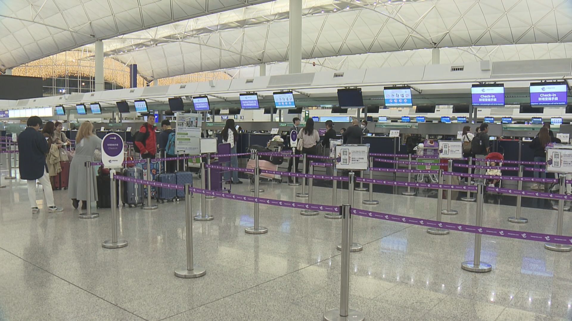 本港往羽田機場航班延誤 大批旅客在機場等候擬改行程