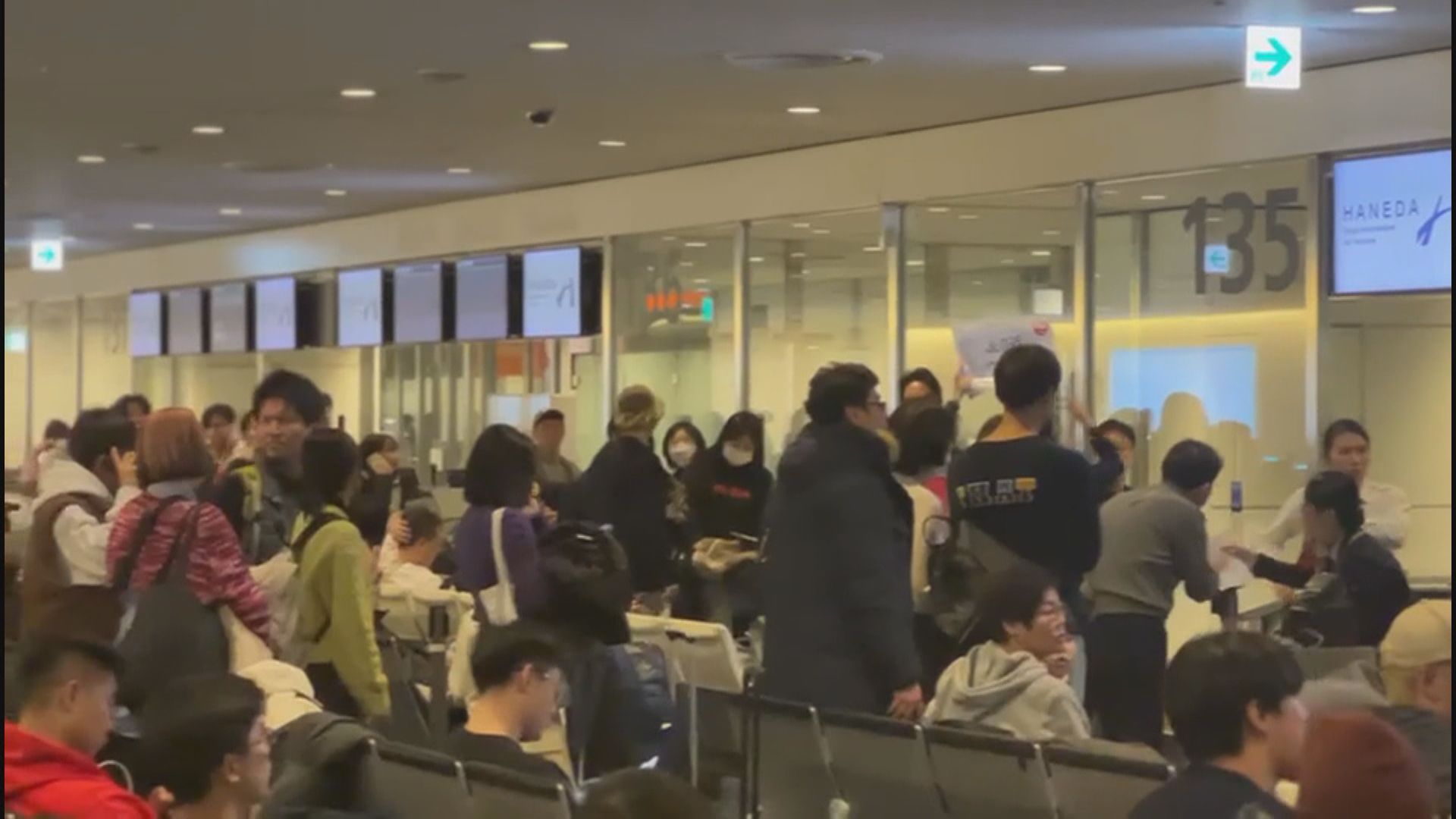 大批旅客滯留羽田機場 有港人指航班延誤逾4小時才能登機