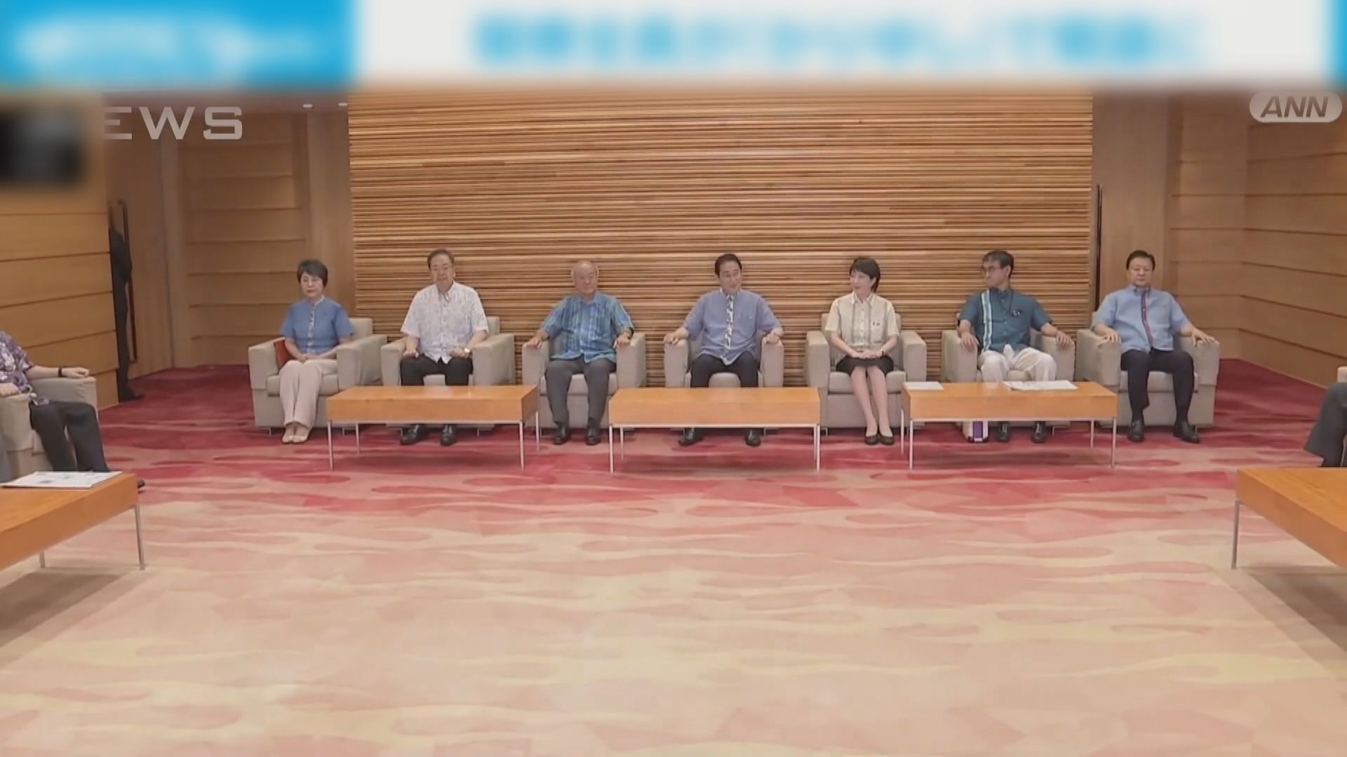 岸田文雄與閣員齊穿沖繩傳統服裝 推廣「清涼商務」