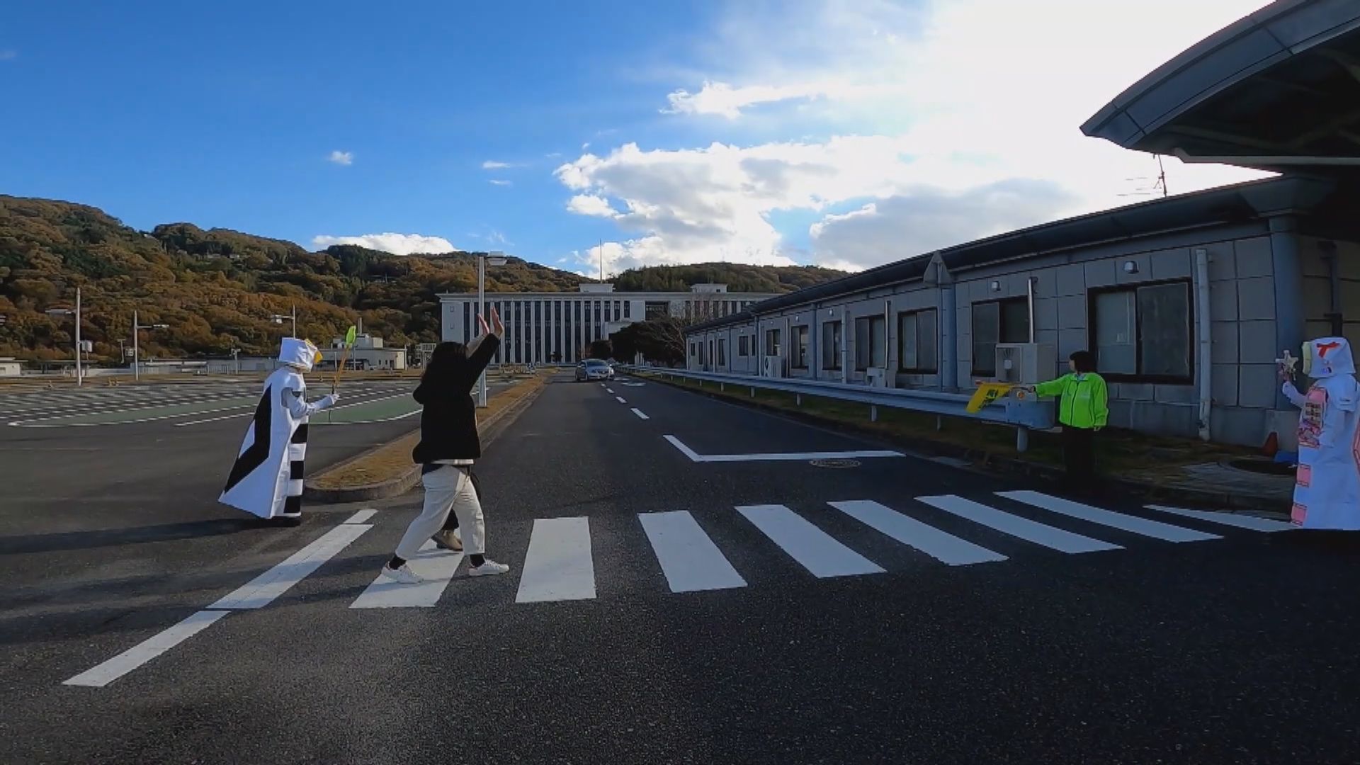 【禮讓行人】日本岡山警署邀「來自外星的斑馬線俠」　守護過馬路交通安全