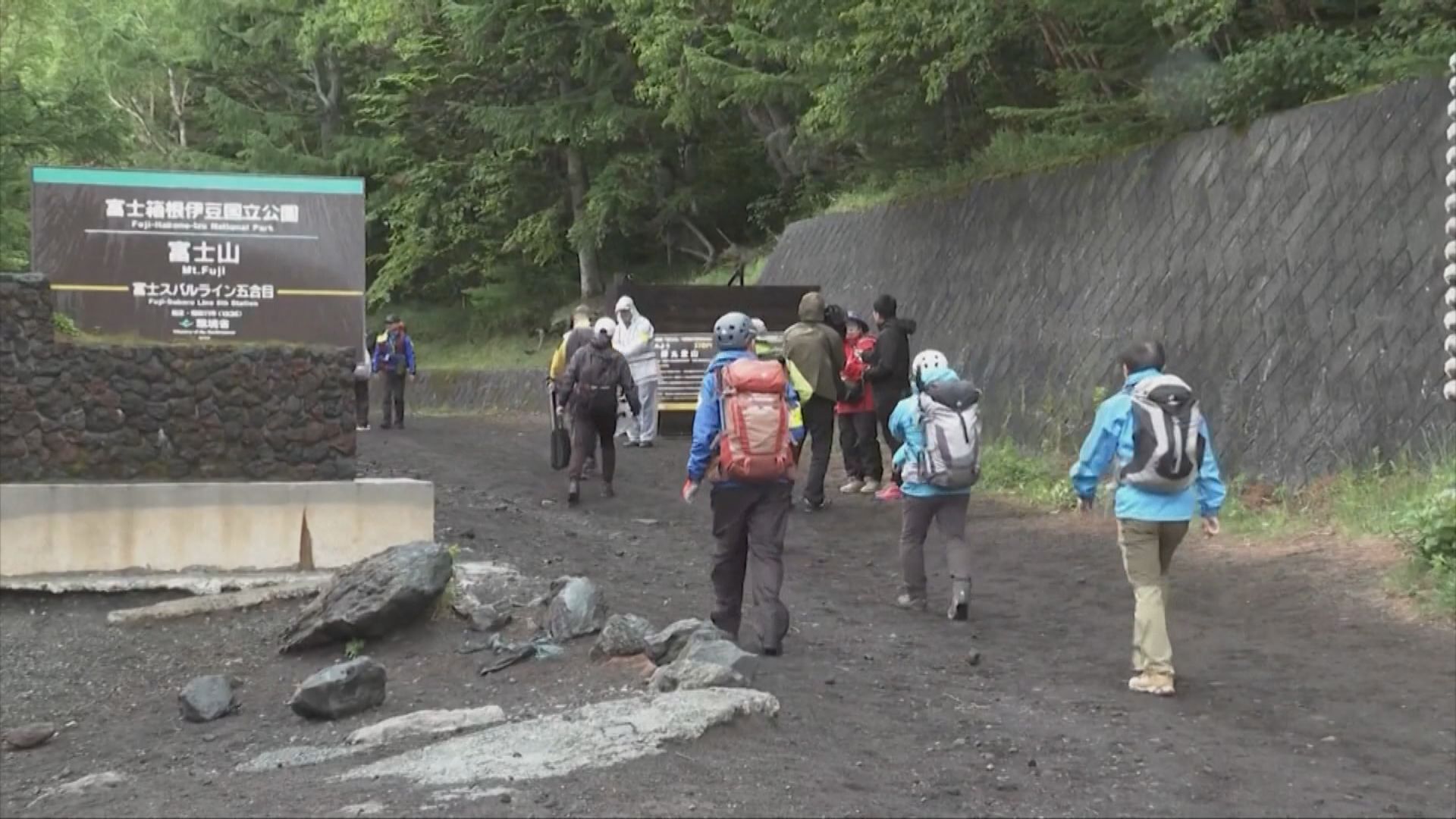 日本富士山登山客安全意識不足 有人短衫短褲拖篋上山