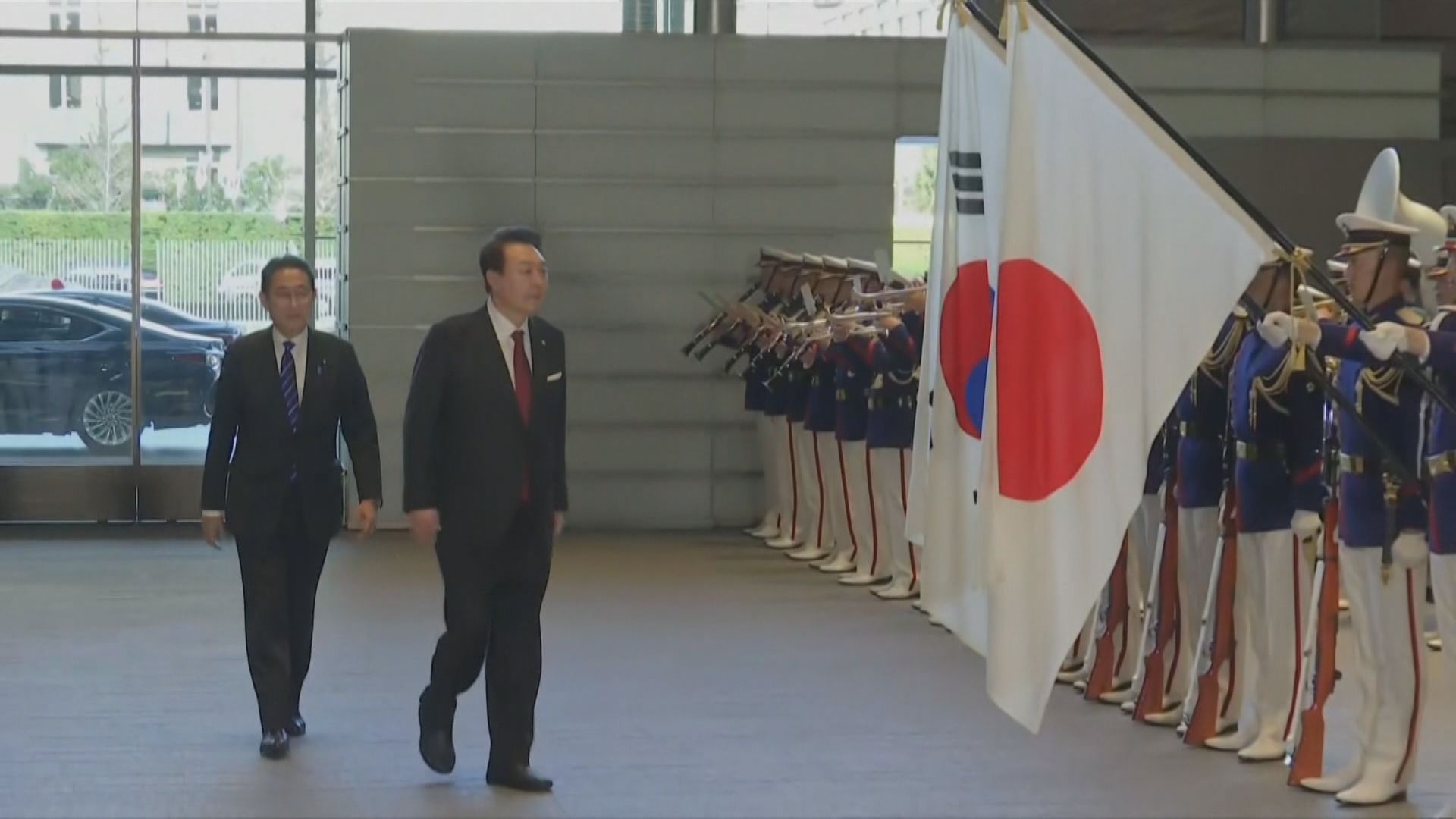南韓總統尹錫悅訪日　與首相岸田檢閱儀仗隊 