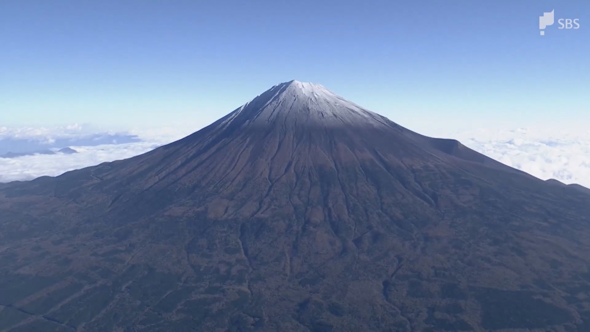 富士山山頂出現積雪　為展開觀測以來最遲降雪