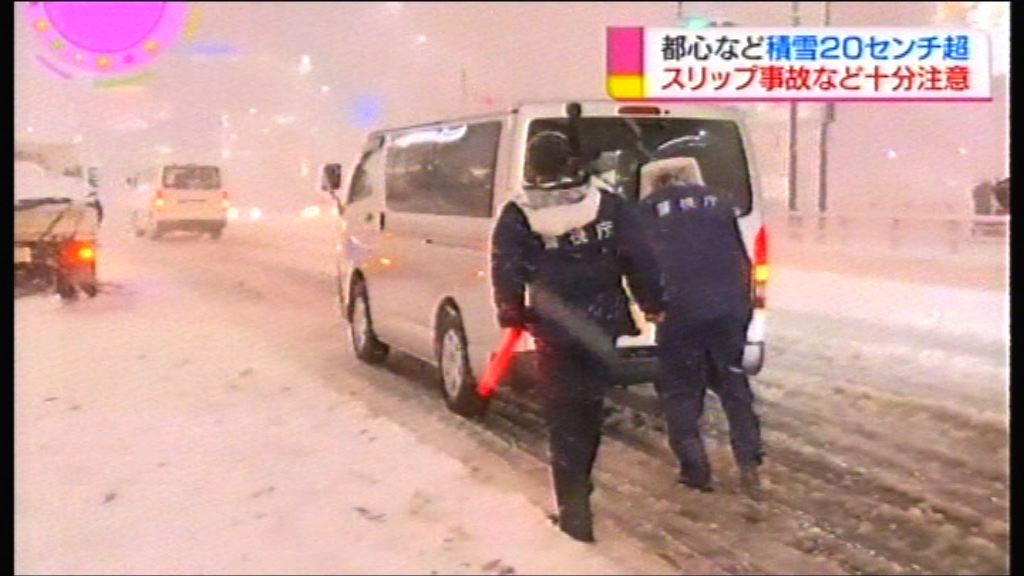 東京都大雪持續　陸空交通大受影響