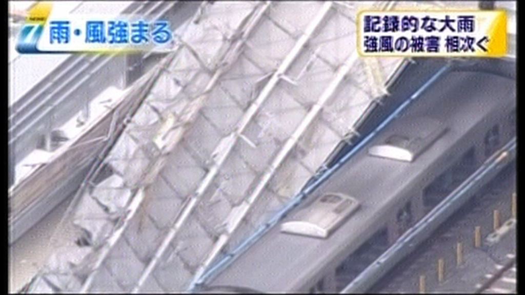 日本天氣反常強風吹垮車站棚架