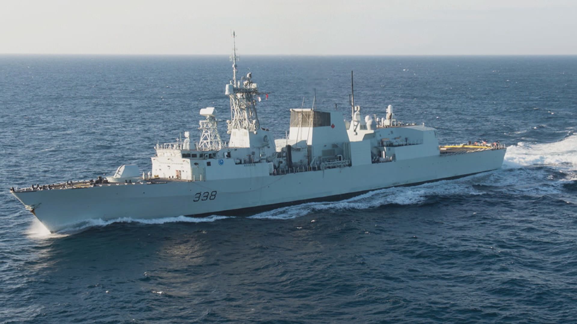 加拿大護衛艦溫尼伯號停靠沖繩駐日美軍港口