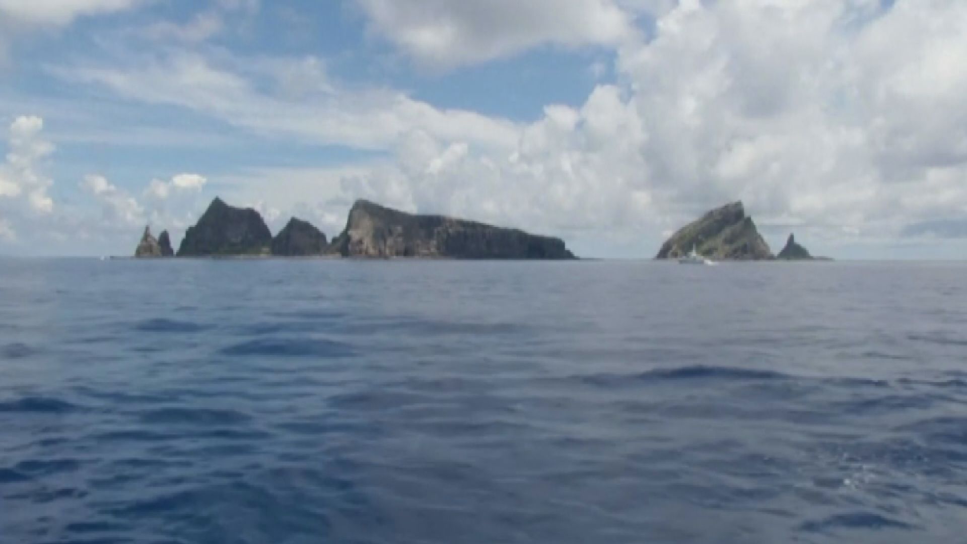 中國海警艦艇依法驅離非法進入釣魚島領海的日本漁船及巡視船