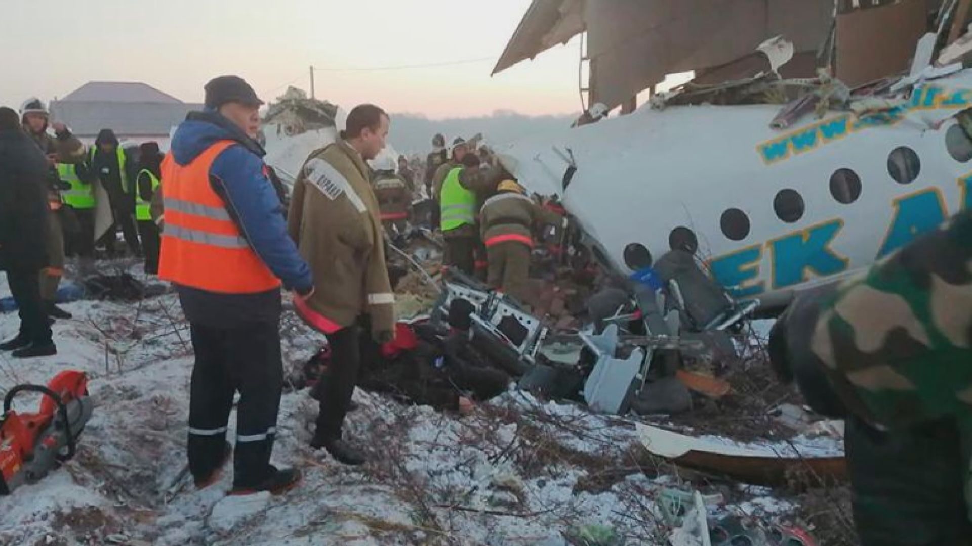 哈薩克一客機墜毀至少9死　據報有人生還