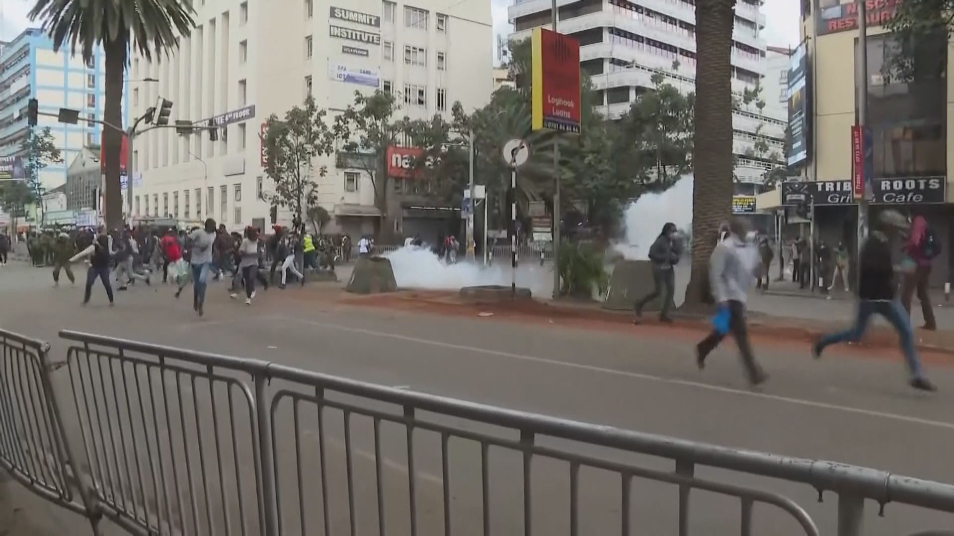 肯尼亞撤回加稅後示威持續 警方出動催淚彈驅趕