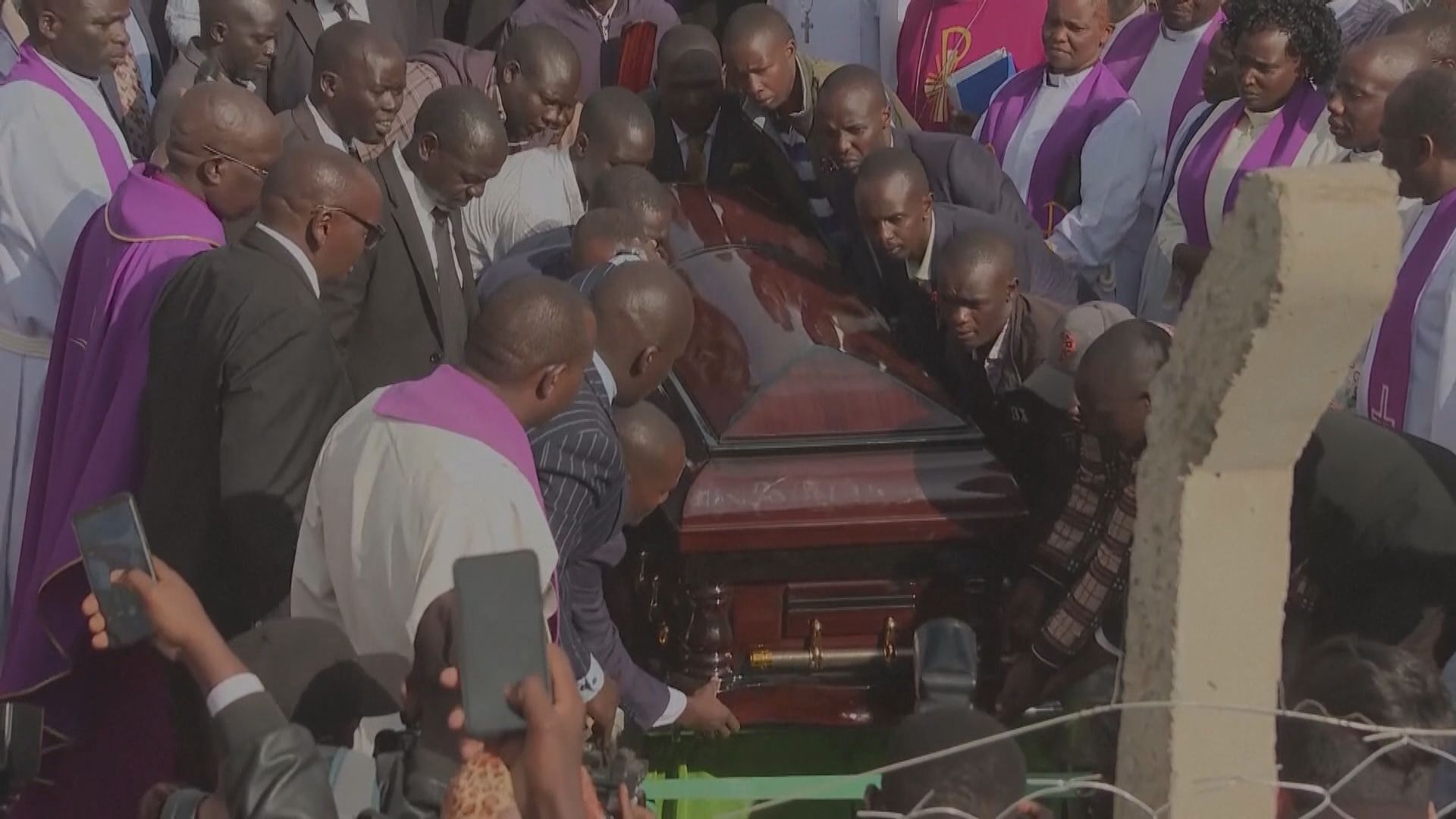 馬拉松世界紀錄保持者傑譚於肯尼亞家鄉下葬
