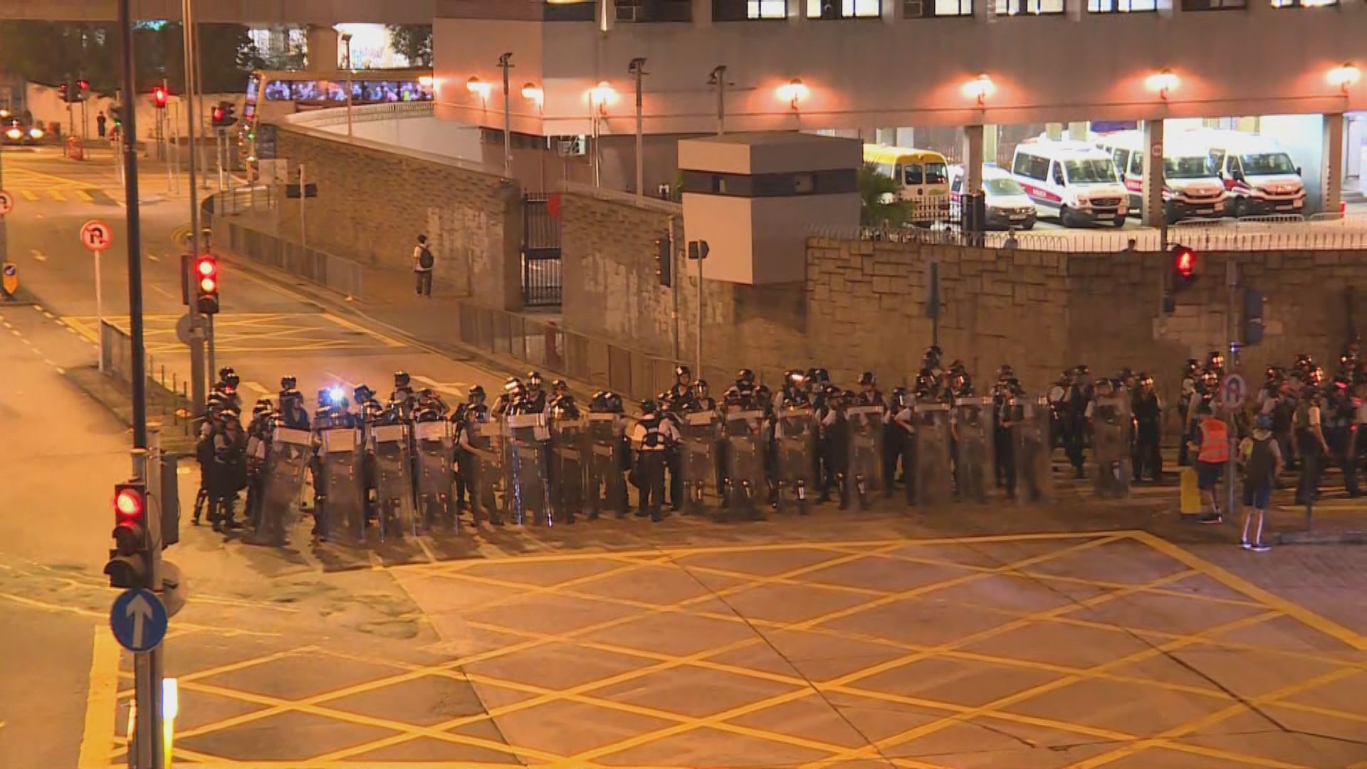 警方周五晚在葵涌警署外布防　群眾陸續散去
