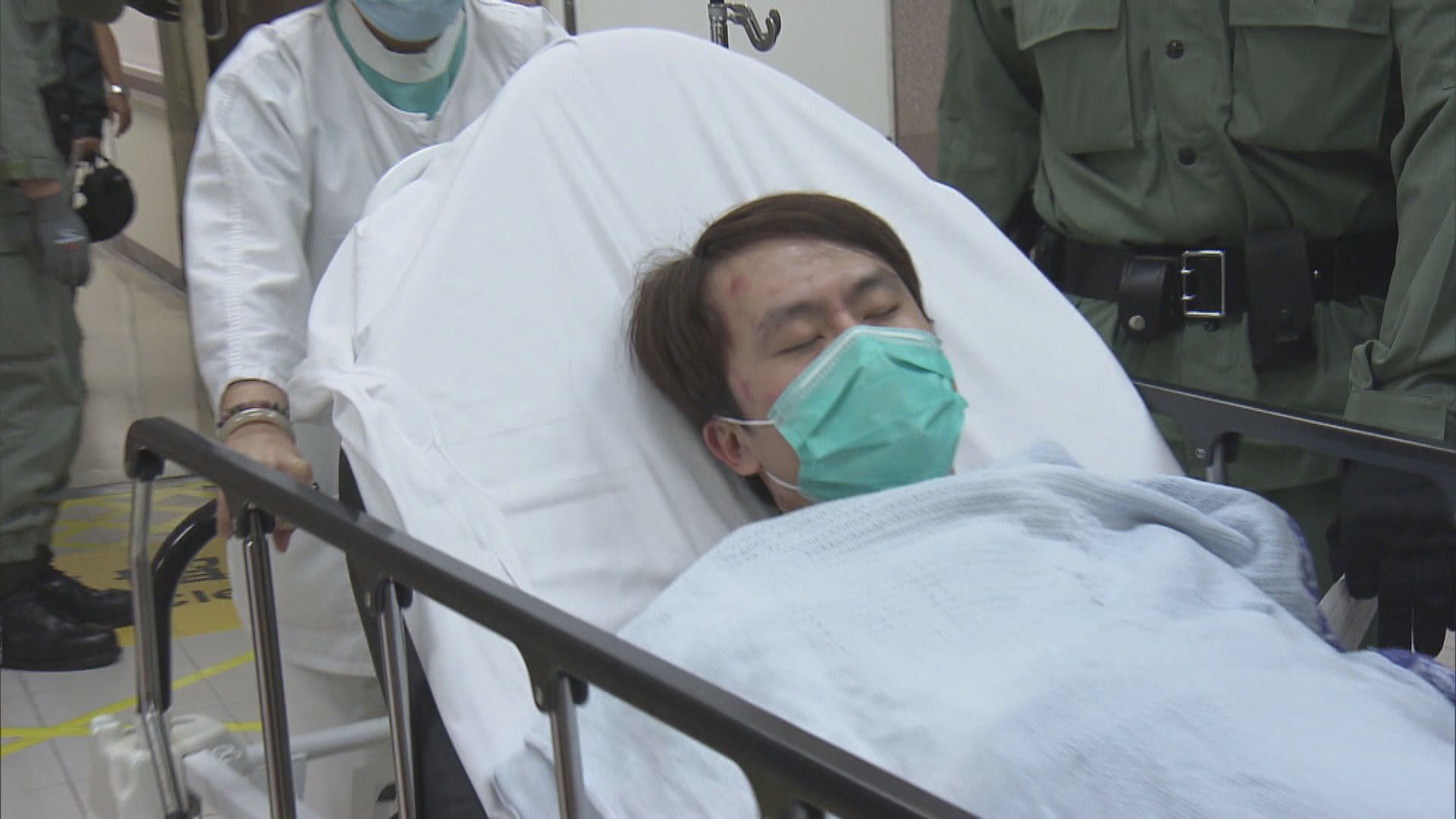 鄺俊宇被捕後由防暴警押解到醫院治療