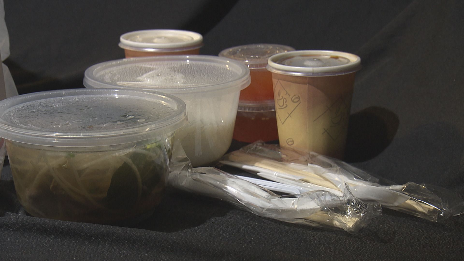 政府建議最快在明年底實施禁止食肆向堂食顧客提供即棄膠餐具