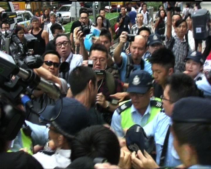 
兩名反東北示威者被帶返警署