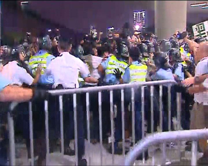 
防暴裝備警員驅散示威者